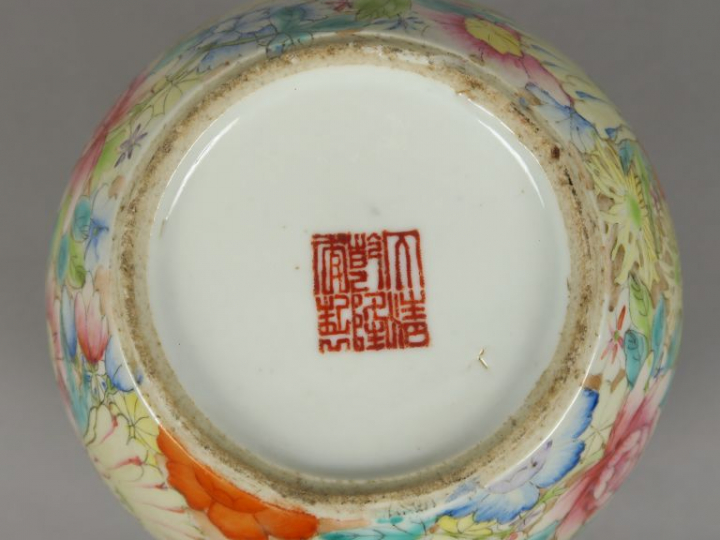 Vase boule, décor mille fleurs. Marque apocryphe Qianlong.  Chine, XXè