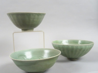 Vente aux enchères Trois coupes en porcelaine céladon.  Chine, vers 1900.  Diam. 20 et 21