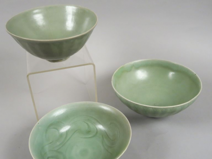 Trois coupes en porcelaine céladon.  Chine, vers 1900.  Diam. 20 et 21