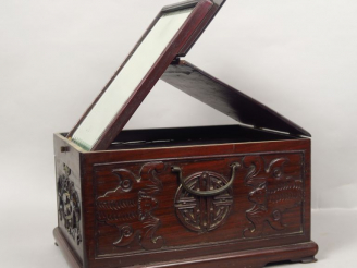 Vente aux enchères Petite coiffeuse de voyage en bois de rose à décor de chauve-souris en