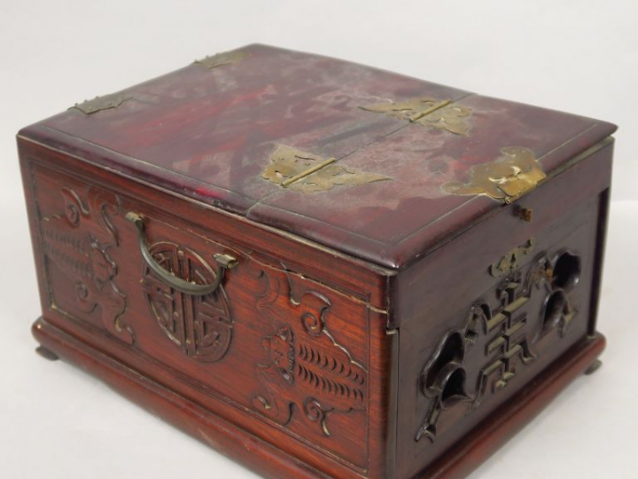 Petite coiffeuse de voyage en bois de rose à décor de chauve-souris en