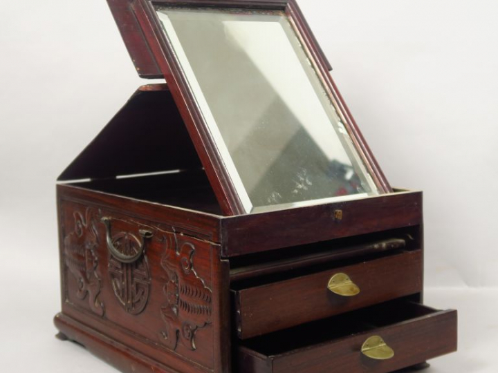 Petite coiffeuse de voyage en bois de rose à décor de chauve-souris en