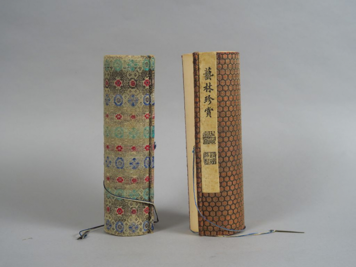 Deux rouleaux encre et couleurs sur papier, décor de fleurs et végétau