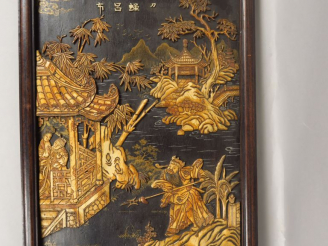 Vente aux enchères Panneau en bois, à décor incrusté en os représentant un paysage lacust