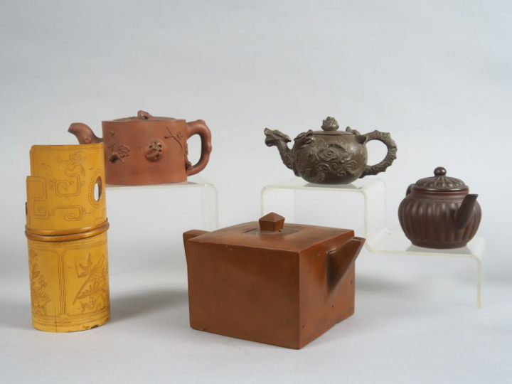 Quatre théières en yixing, à décor de dragons, de branchages fleuris, 