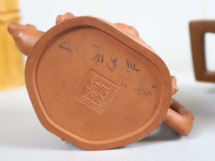 Quatre théières en yixing, à décor de dragons, de branchages fleuris, 