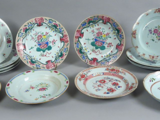 Vente aux enchères Bel ensemble de porcelaines de commande en émaux de la famille rose, à