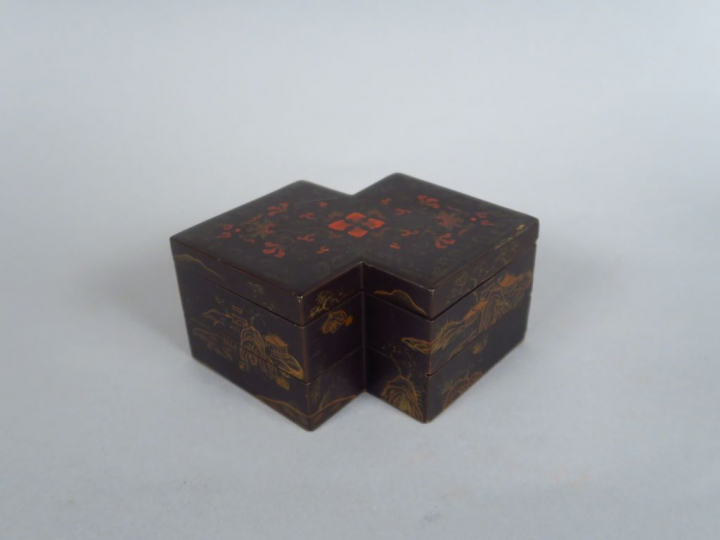 Coffret de forme octogonale ouvrant sur trois petites boites en laque 