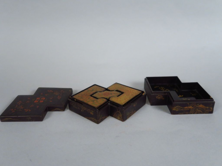 Coffret de forme octogonale ouvrant sur trois petites boites en laque 