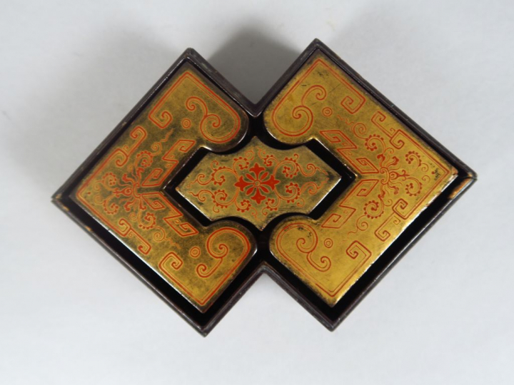 Coffret de forme octogonale ouvrant sur trois petites boites en laque 