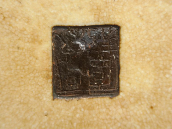 Vase balustre en grès de Nankin, à décor en émaux de la famille rose s