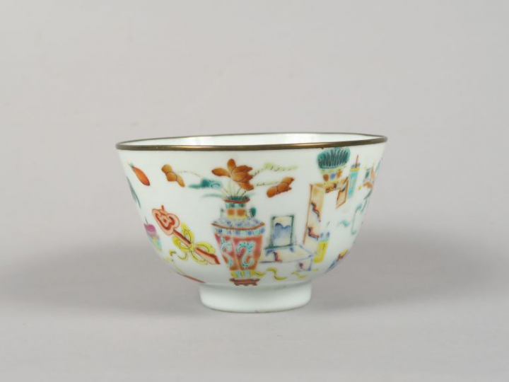 Bol en porcelaine à décor aux émaux de la famille rose, cerclé de méta