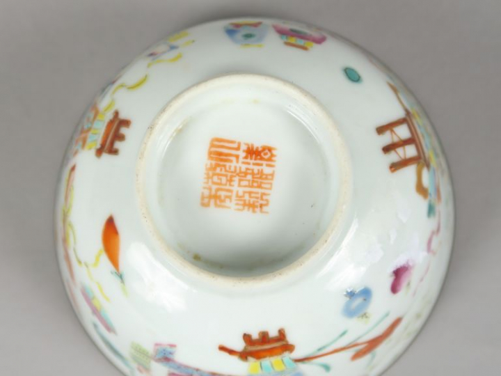 Bol en porcelaine à décor aux émaux de la famille rose, cerclé de méta