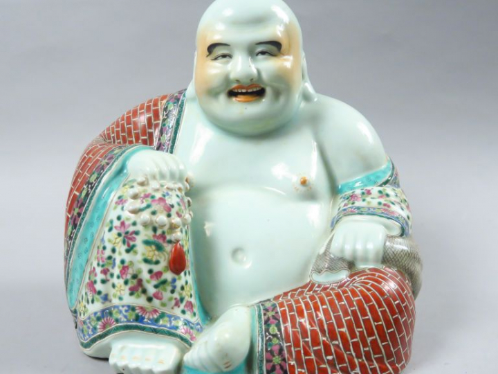 Bouddha assis sur un sac de richesse en porcelaine polychrome.  Chine.