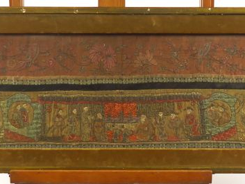 Deux panneaux de lin et soie brodés, à décor de personnages, de dignit