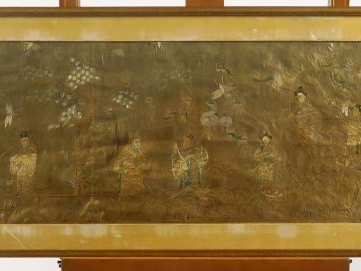 Deux panneaux de lin et soie brodés, à décor de personnages, de dignit