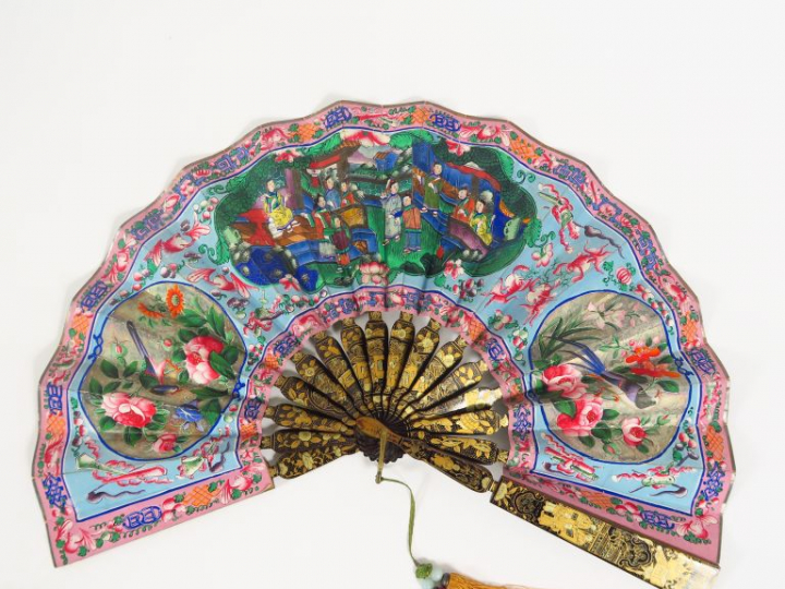 Eventail, à décor peint sur papier de scène de palais animée de person