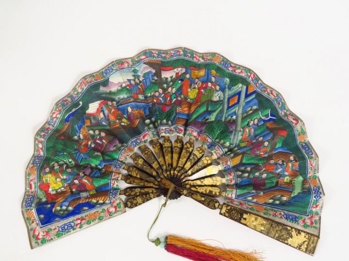 Eventail, à décor peint sur papier de scène de palais animée de person