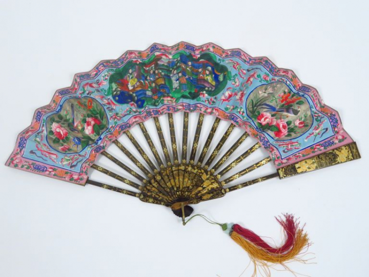 Eventail, à décor peint sur papier de scène de palais animée de person