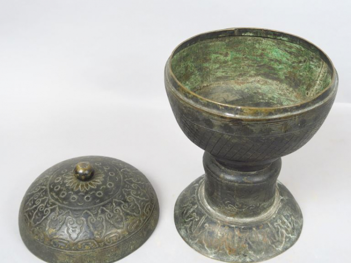 Coupe couverte sur piédouche, en étain de patine verte, à décor de mot