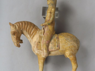 Vente aux enchères Mingqi en terre cuite émaillée crème sur engobe, avec traces de polych