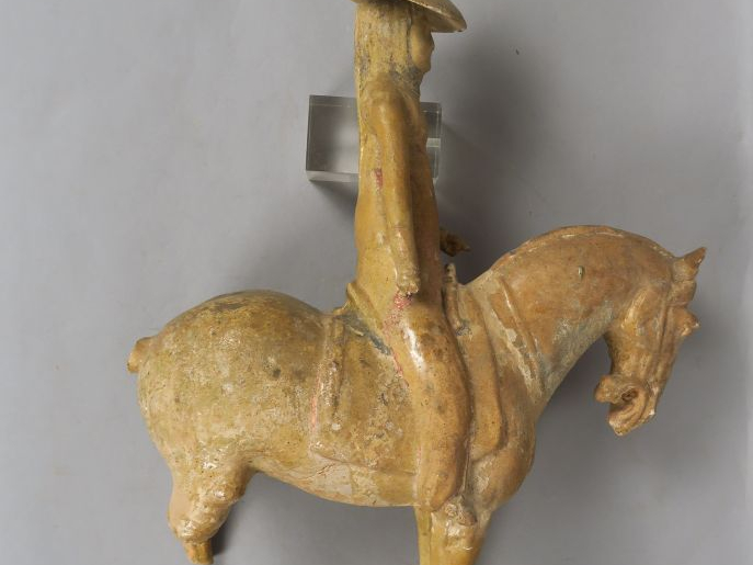 Mingqi en terre cuite émaillée crème sur engobe, avec traces de polych