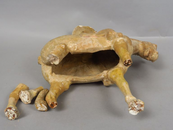 Mingqi en terre cuite émaillée crème sur engobe, avec traces de polych