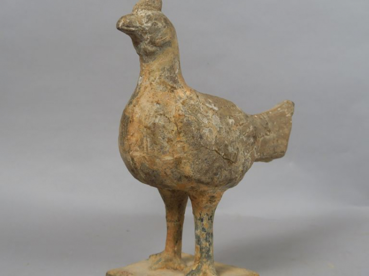 Mingqi en terre-cuite avec traces d’engobe et polychromie représentant