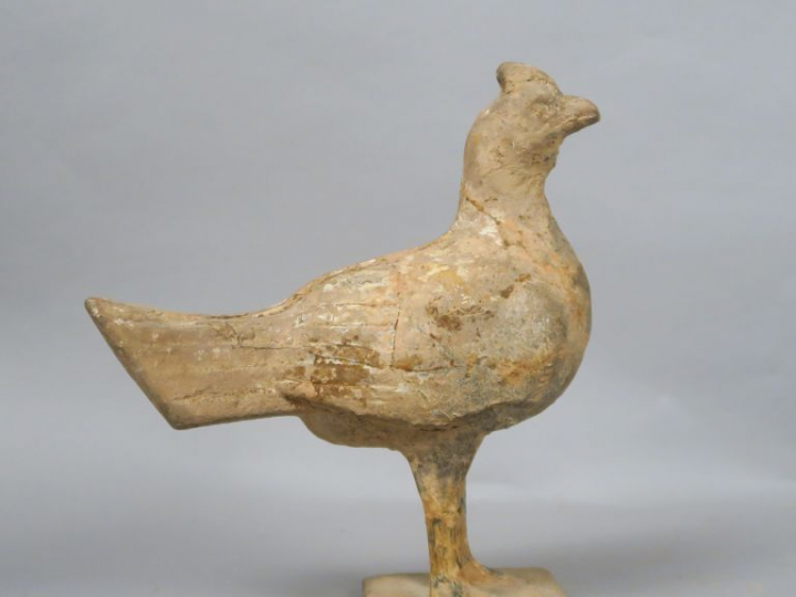 Mingqi en terre-cuite avec traces d’engobe et polychromie représentant