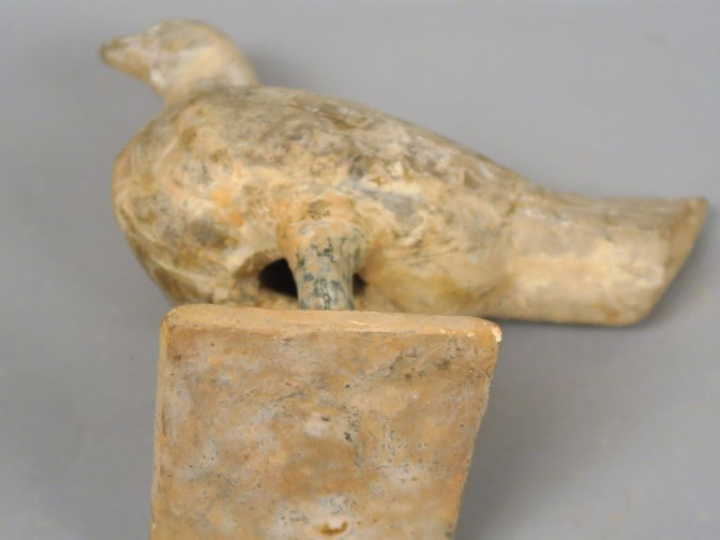 Mingqi en terre-cuite avec traces d’engobe et polychromie représentant