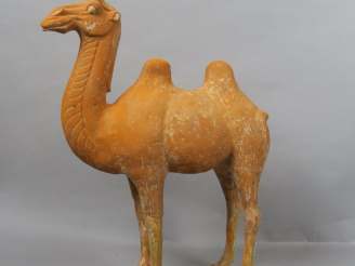 Vente aux enchères Chameau en terre-cuite rouge, debout sur une terrasse. Chine, dans le 