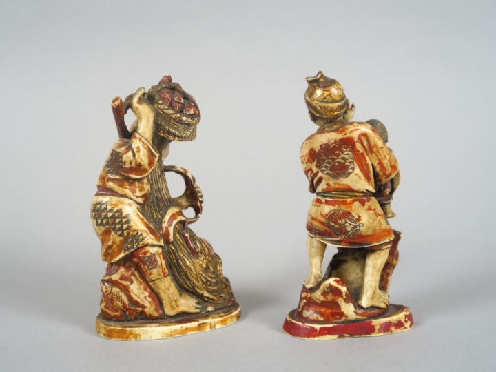 Deux okimonos en ivoire marin poolychrome représentant un paysan et so