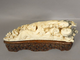 Vente aux enchères Groupe en ivoire représentant deux femmes allongées sur une grande feu