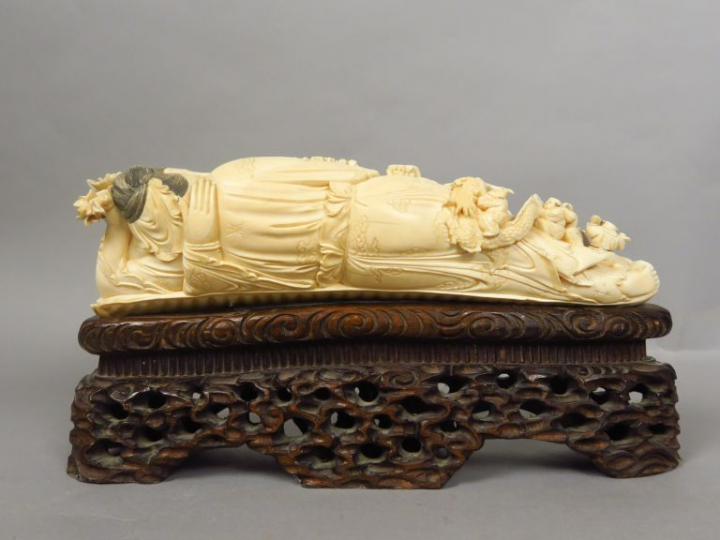 Groupe en ivoire représentant deux femmes allongées sur une grande feu