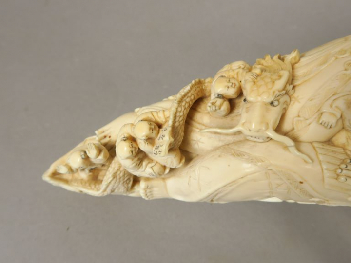 Groupe en ivoire représentant deux femmes allongées sur une grande feu