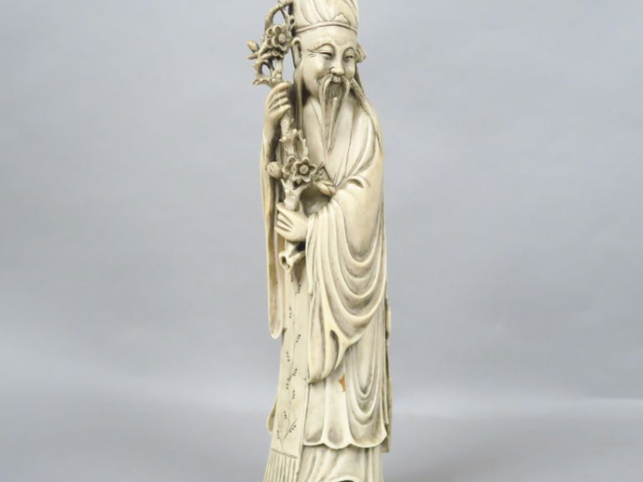 Sujet en ivoire représentant un sage tenant une branche de prunus en f