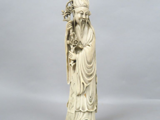 Vente aux enchères Sujet en ivoire représentant un sage tenant une branche de prunus en f