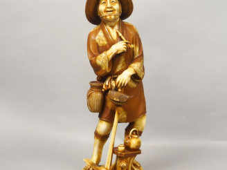 Vente aux enchères Okimono en ivoire de patine contrastée, représentant un paysan au repo