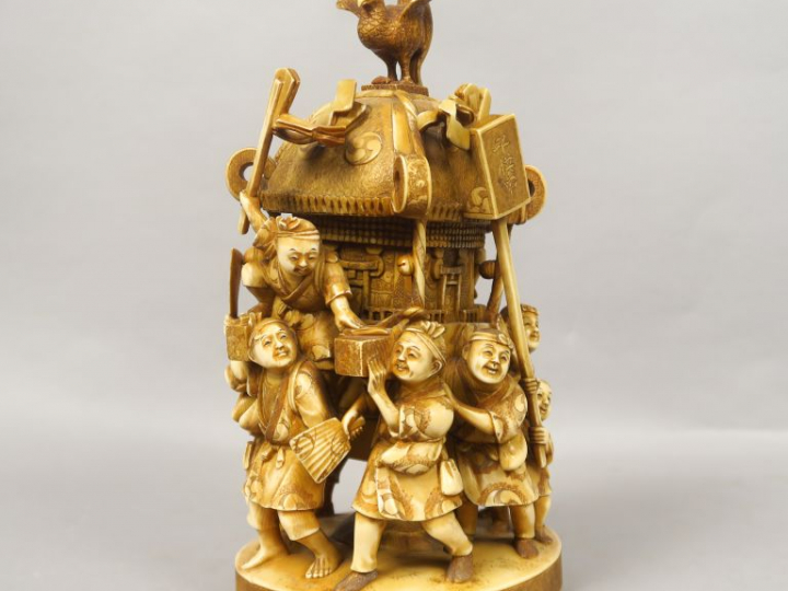 Important okimono en ivoire représentant une procession de personnages