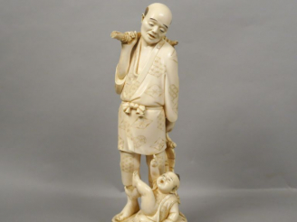 Vente aux enchères Okimono en ivoire représentant un paysan portant une besace, regardant