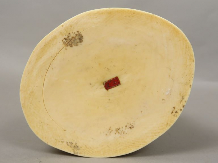 Okimono en ivoire représentant un paysan portant une besace, regardant