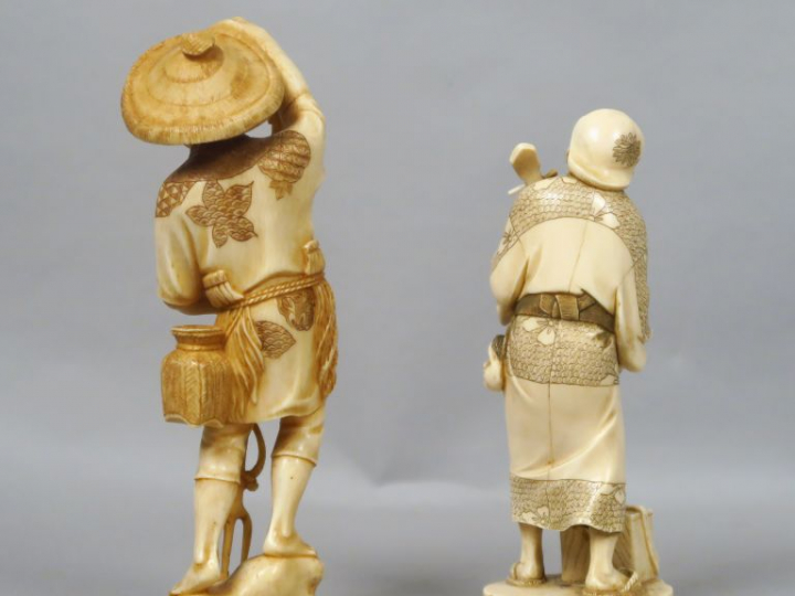 Deux okimonos en ivoire, l’un représentant un pêcheur avec harpon, l’a