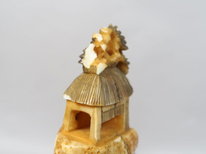 Okimono en ivoire marin représentant un pavillon au bout d’un sentier 