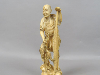 Vente aux enchères Okimono en ivoire représentant un pêcheur appuyé à une rame. Japon, ve