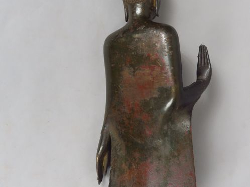 Sujet en bronze de patine brune représentant le Bouddha debout, les ma