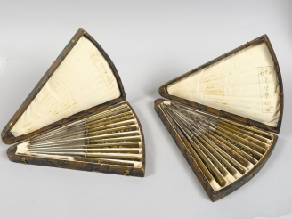 Vente aux enchères Deux coffrets contenant vingt-quatre manches de kozukas, montés en cou