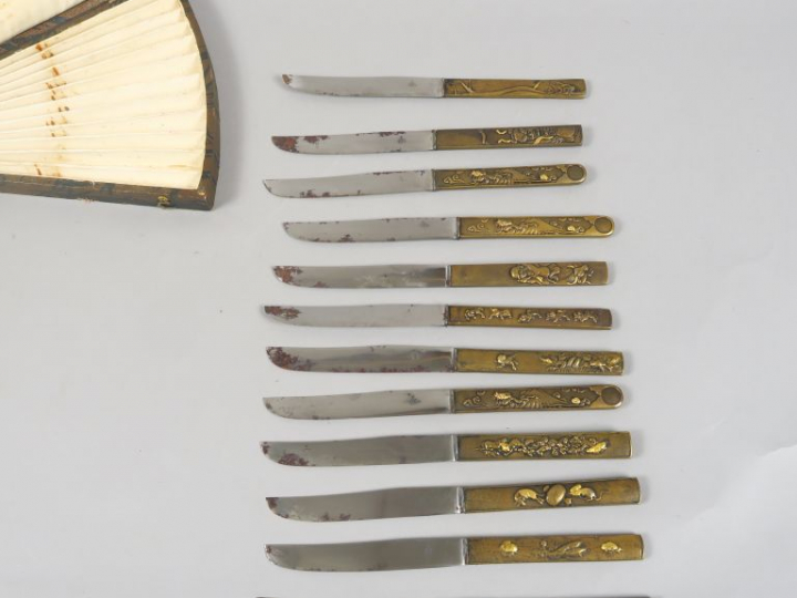 Deux coffrets contenant vingt-quatre manches de kozukas, montés en cou