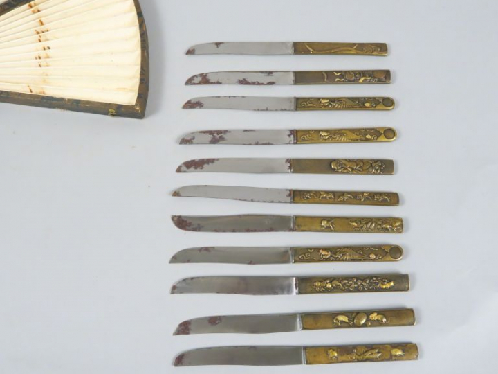 Deux coffrets contenant vingt-quatre manches de kozukas, montés en cou