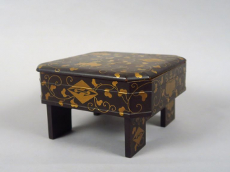 Vente aux enchères Petit coffret de forme octogonale reposant sur quatre pieds en bois la