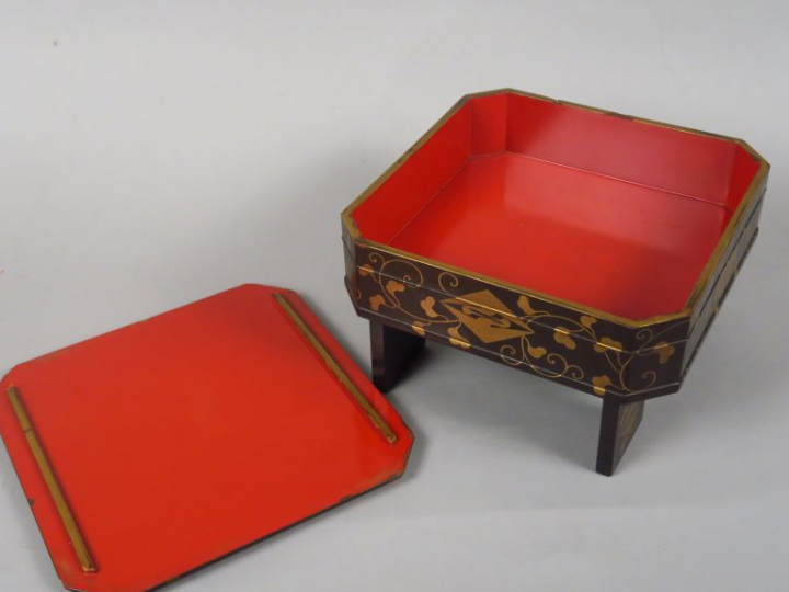 Petit coffret de forme octogonale reposant sur quatre pieds en bois la